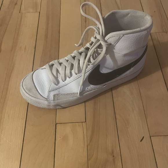 Women’s Nike blazer size 6.5 youth. Fit like size 7.5 women’s - Picture 2 of 3